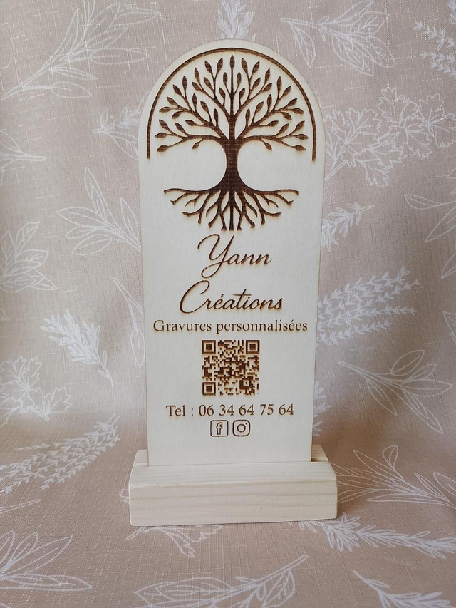 Support en bois personnalisé – L'élégance pratique au service de vos clients