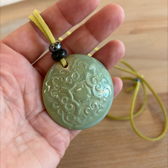 Collana ciondolo con rilievi