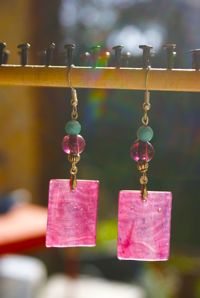 Boucles d&#039;oreilles en verre rose chamarré, texturé et transparent. 