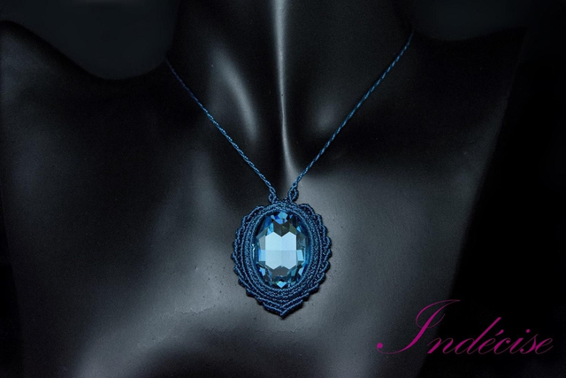Collier ajustable cristal bleu serti macramé bleu canard