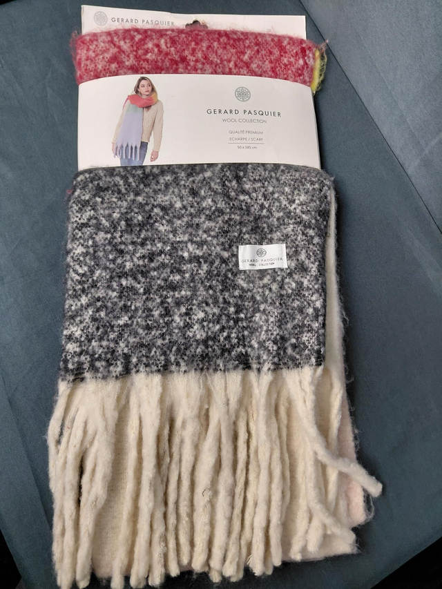 Écharpe Gérard pasquier couleur rouge et noir 