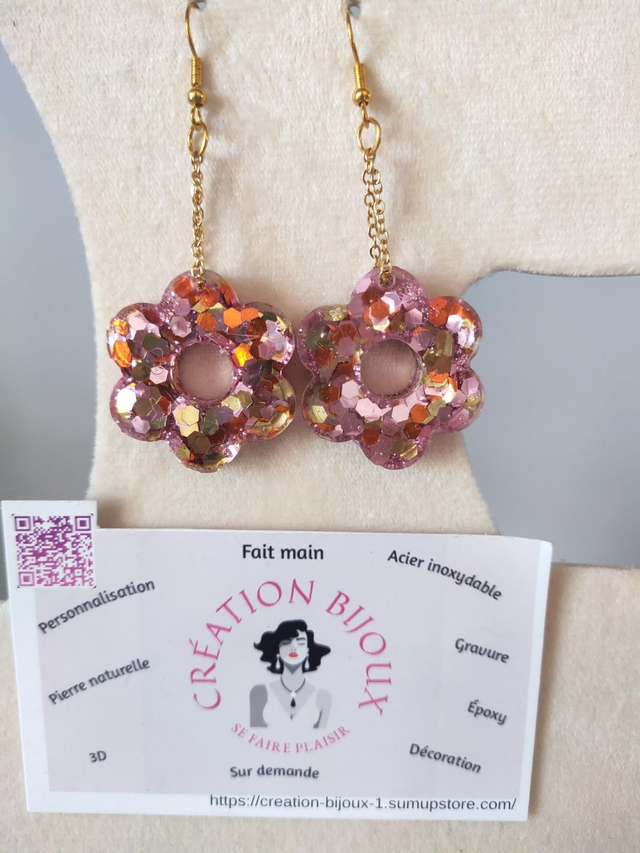 Boucle d'oreille pendante avec fleurs epoxy et paillettes