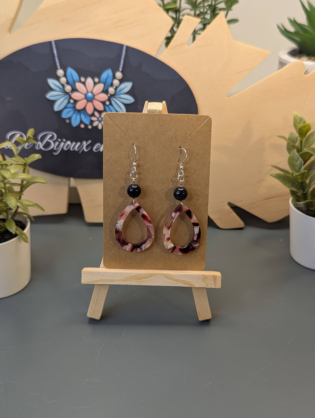 Boucles d&#039;oreilles tombante avec perles naturelles et pendentif rose en résine.