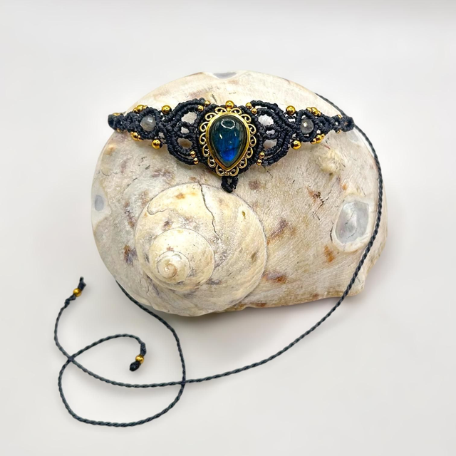 Collier AYLA – Labradorite & micro-macramé