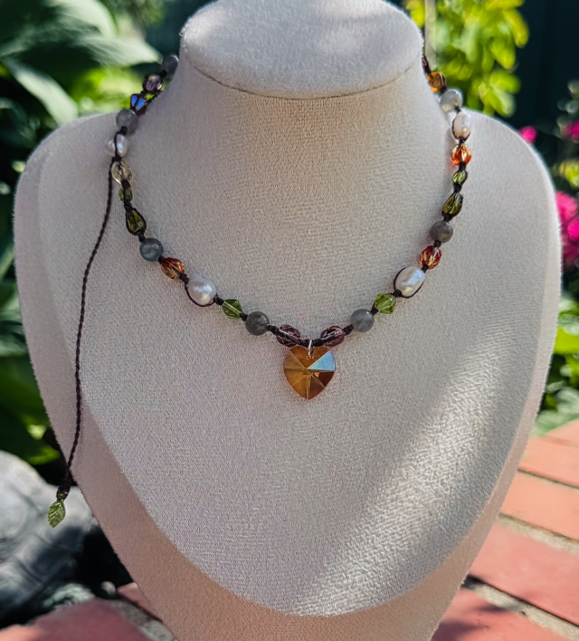 Collier AURA labradorite, cristaux Swarovski, perles d’eau douce