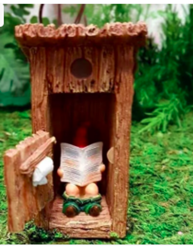 Tuinkabouter beeldje Lezende Kabouter bij WC hokje (13cm)