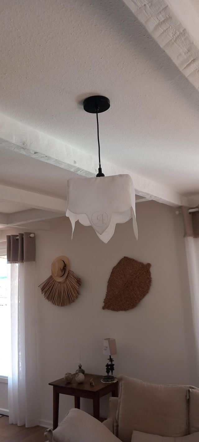 Abat jour suspension en lin blanc brodé .Broderies lettres A et B . Lampe de plafond .Fait main. Création en  France