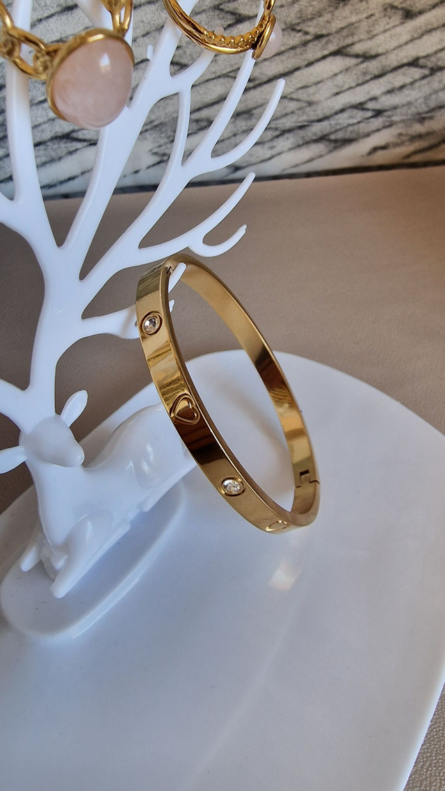 Pulsera rígida dorada con corazones (acero
