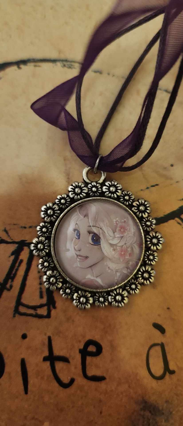 Collier organza violet  avec cabochon en verre 