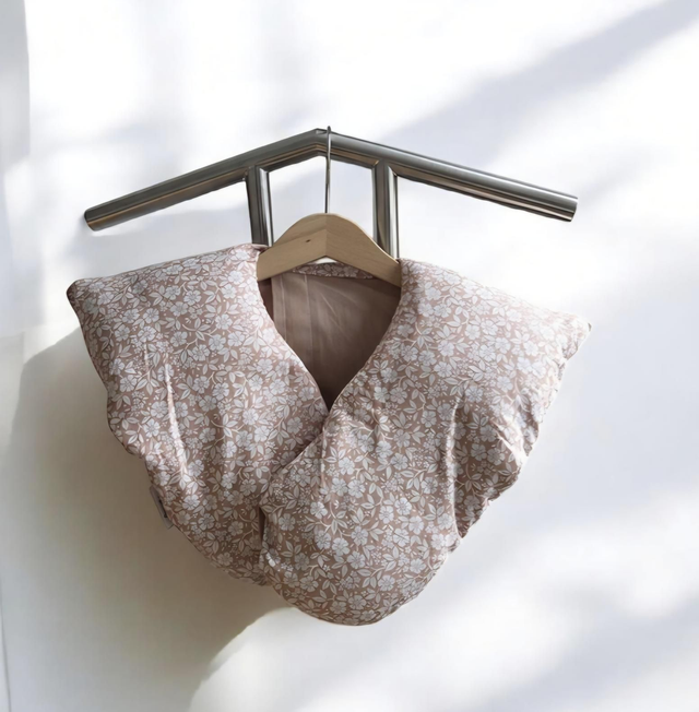 Schulterkissen " beige mit Blümchen "