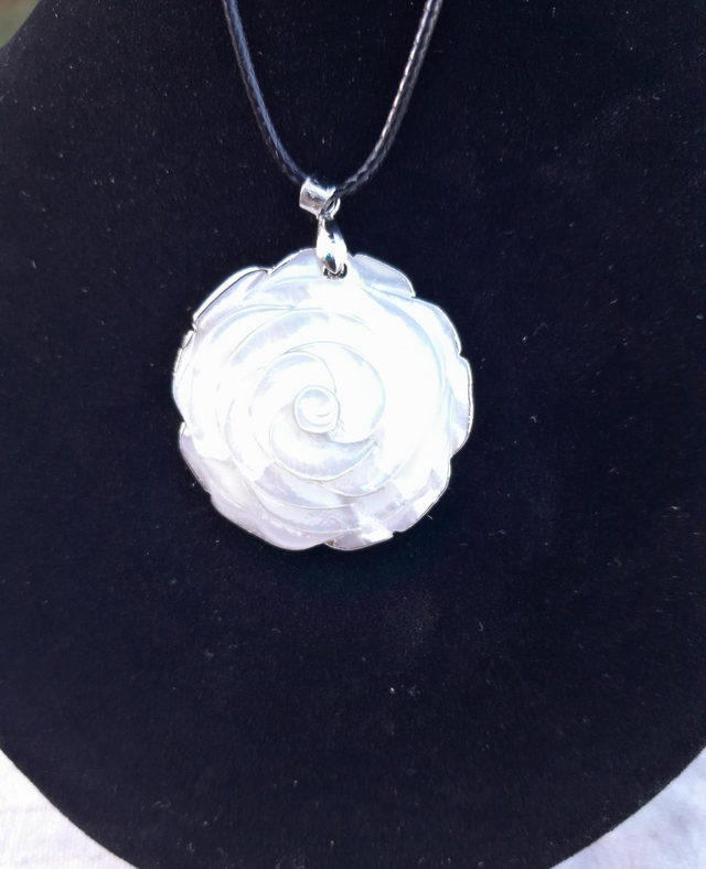 Pendentif Fleur rose en nacre avec un cordon polyester