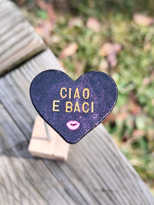 Broche Ciao e baci – broche en résine pailletée, pièce unique