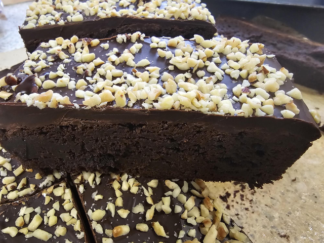 1x Hazelnut double chocolate brownie