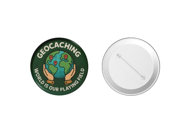 Badge "GEOCACHING - WORLD IS OUR PLAYING FIELD" (Ø 4,4 cm)