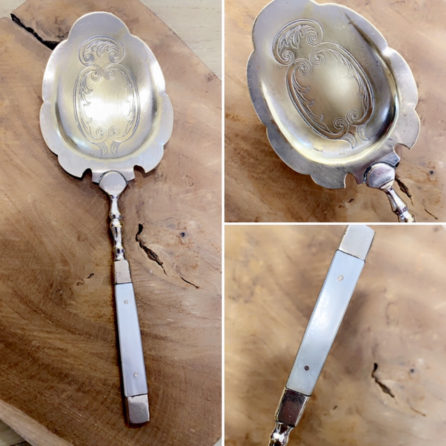 Cuillère sculptée manche nacre RARE