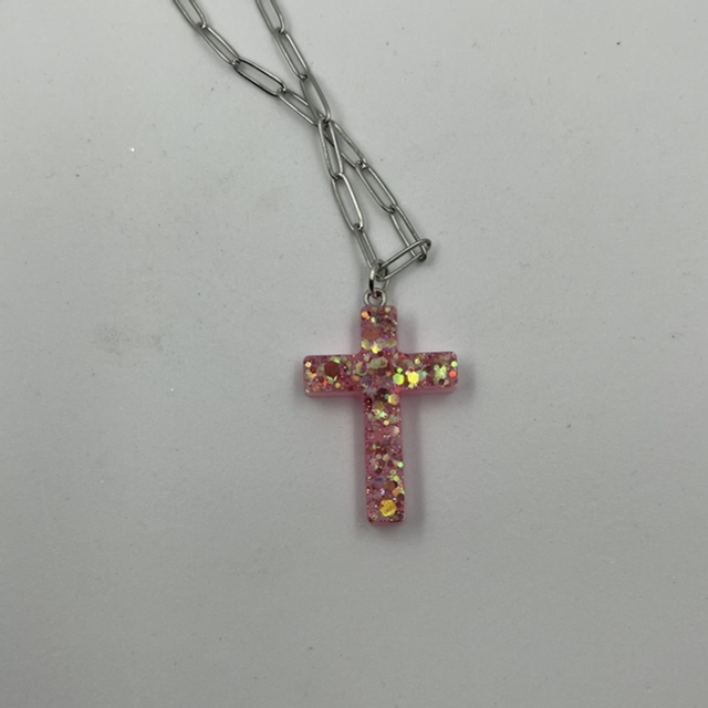 Collier en acier inoxydable et croix en résine 