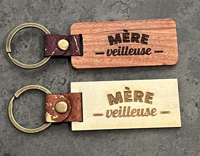Porte clé en bois et liège « mère-veilleuse »