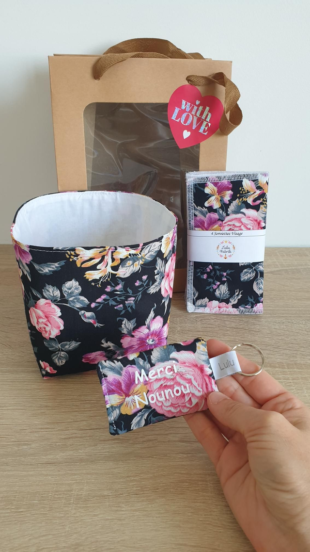 Coffret: panier +4 serviettes visage + porte clés Merci Nounou (rose noir)