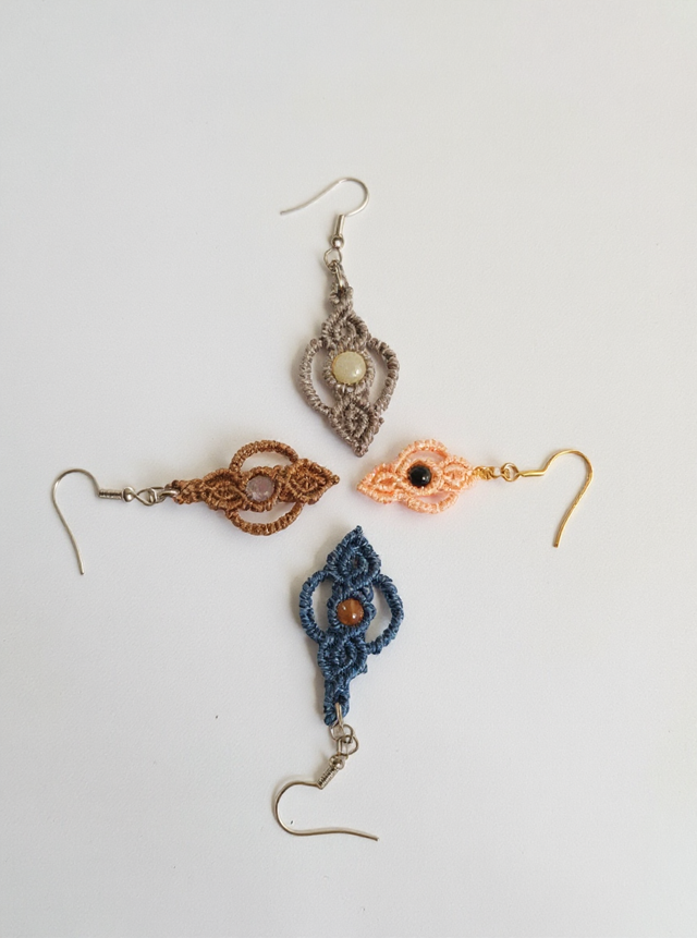 Boucles d’oreille losange en micro-macramé