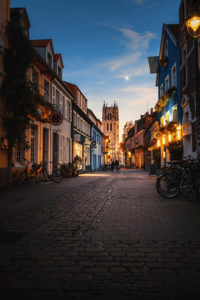 Kreuzstraße am Abend
