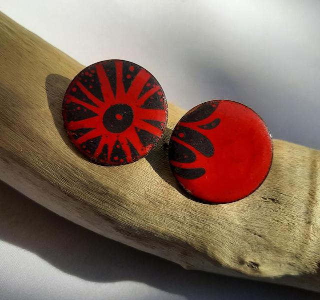 Boucles d&#039;oreilles rondes rouge et bleue