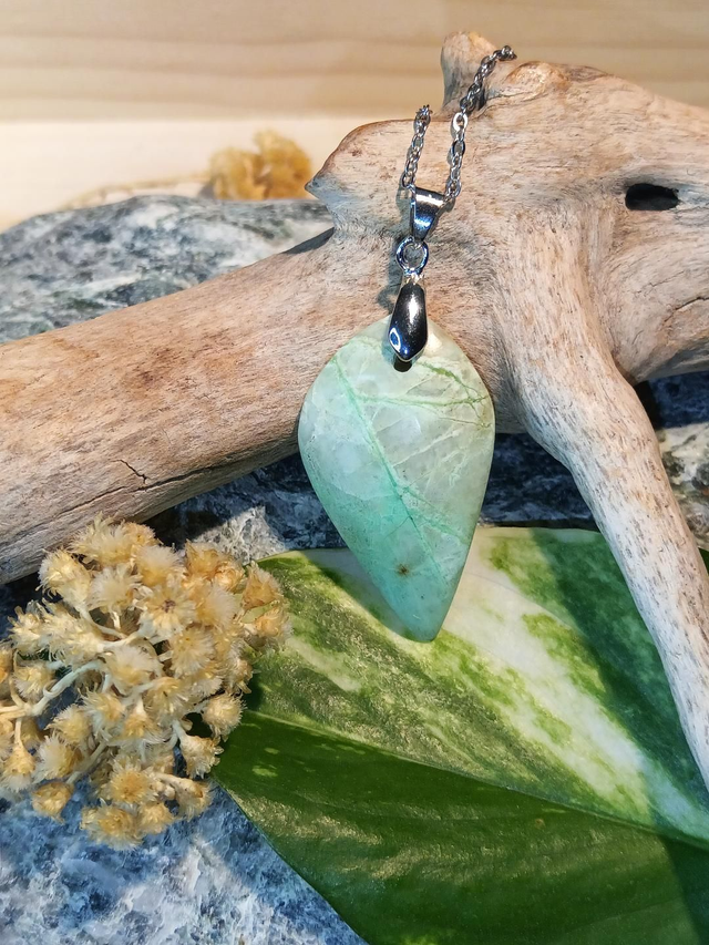 Pendentif Garniérite (pierre de lune verte) 4x2cm