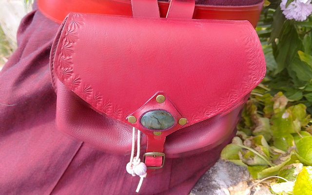 Escarcelle en cuir bordeau motif floral et labradorite