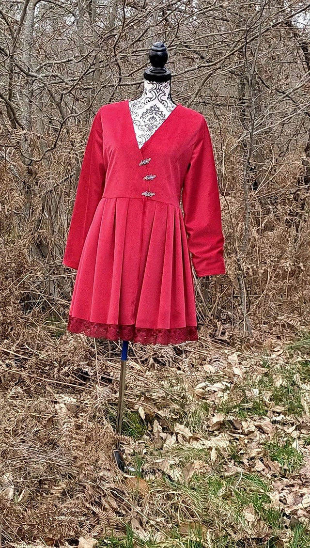 Robe/ manteau en velours rouge et polaire blanche Taille 40/42