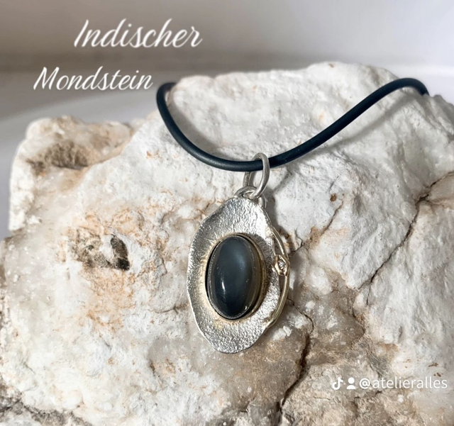 Anhänger Silber mit Taubenei-Mondstein