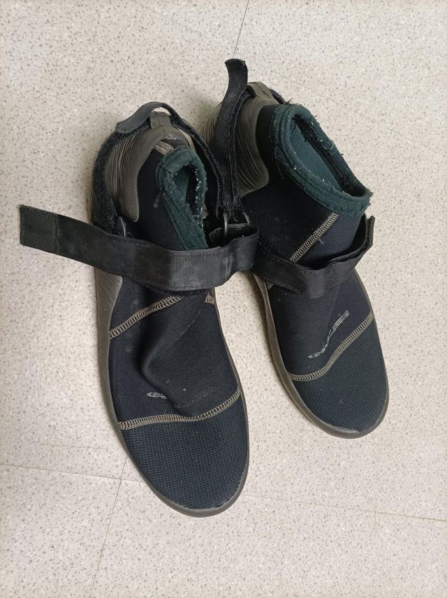 Chaussons néoprène scratch T 43 occasion 