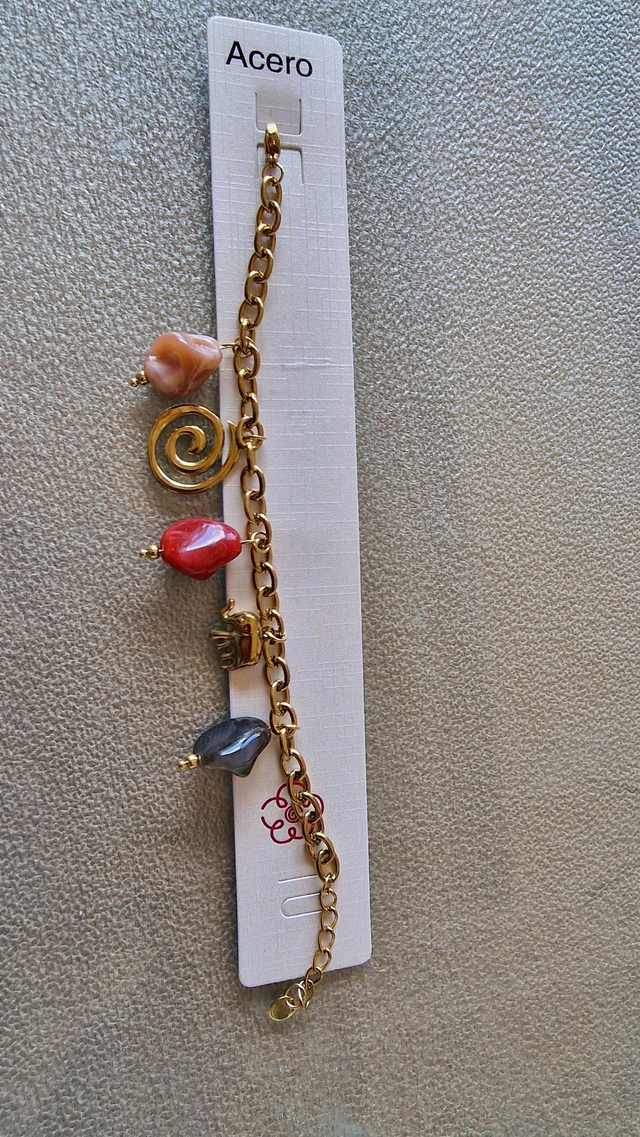 Pulsera colgante dorada con piedras 