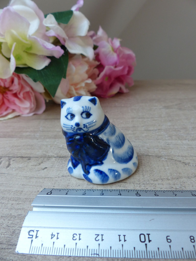 Figurine Chat en Céramique Bleu Cobalt et Blanc Peint Main – Petit Chat Assis avec Ruban – Miniature Vintage – Cadeau Amoureux des Chats