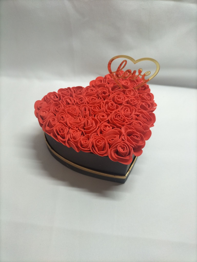 Cœur en petites roses rouges