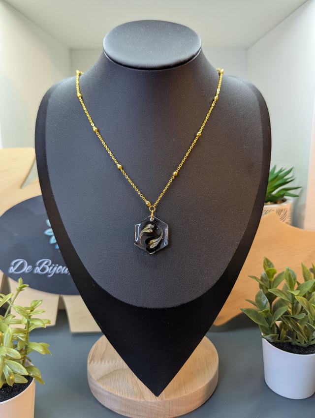 Collier avec pendentif en résine hexagonal. 