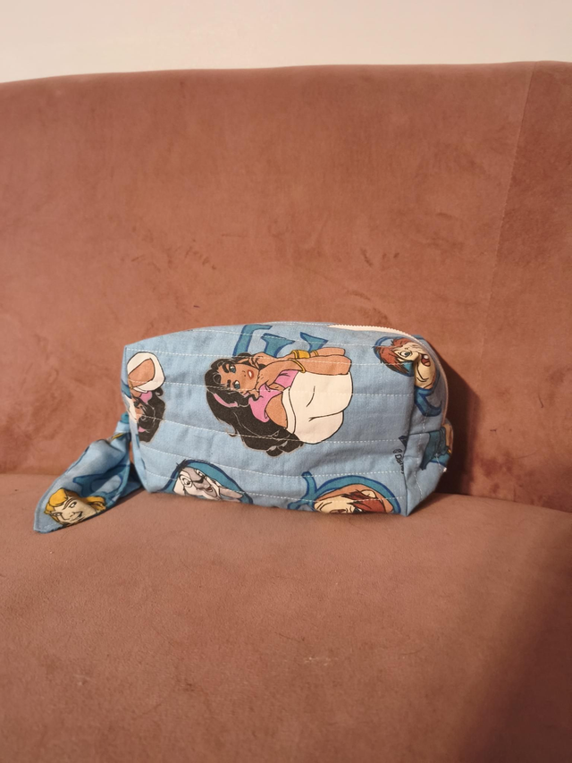 Trousse matelassée – Thème Esmeralda & Le Bossu de Notre-Dame
🃏