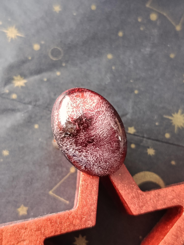 "Graine d'éclipse", bague réglable en laiton avec cabochon en résine