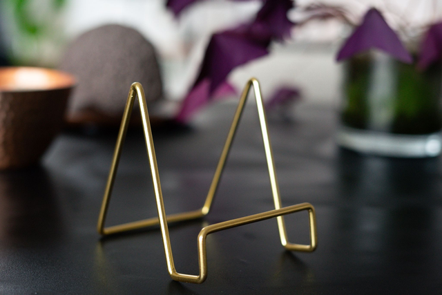 Support doré pour calendrier vertical