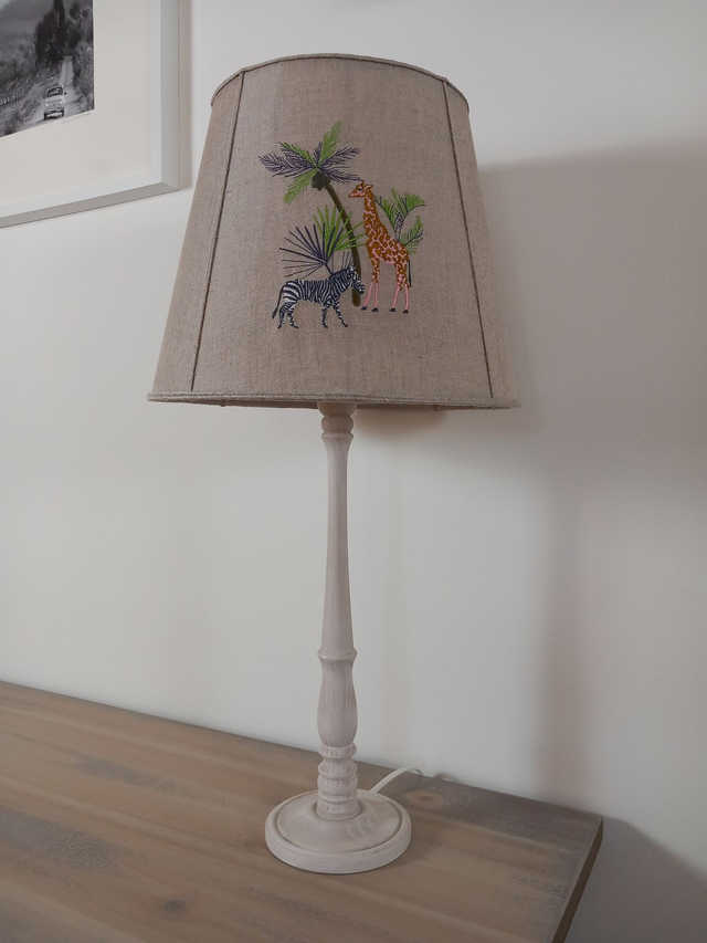 Lampe de table- Abat-jour lin brodé "Savane Africaine" et pied de lampe en bois de hêtre Français