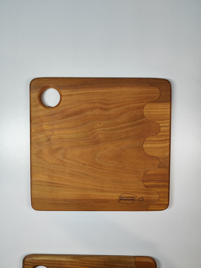 Planche “Ondulo” – Assemblage de merisier massif (25 x 26 cm)