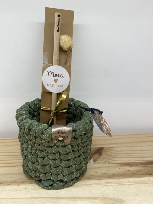 Pot à crayons au crochet avec son crayon de papier