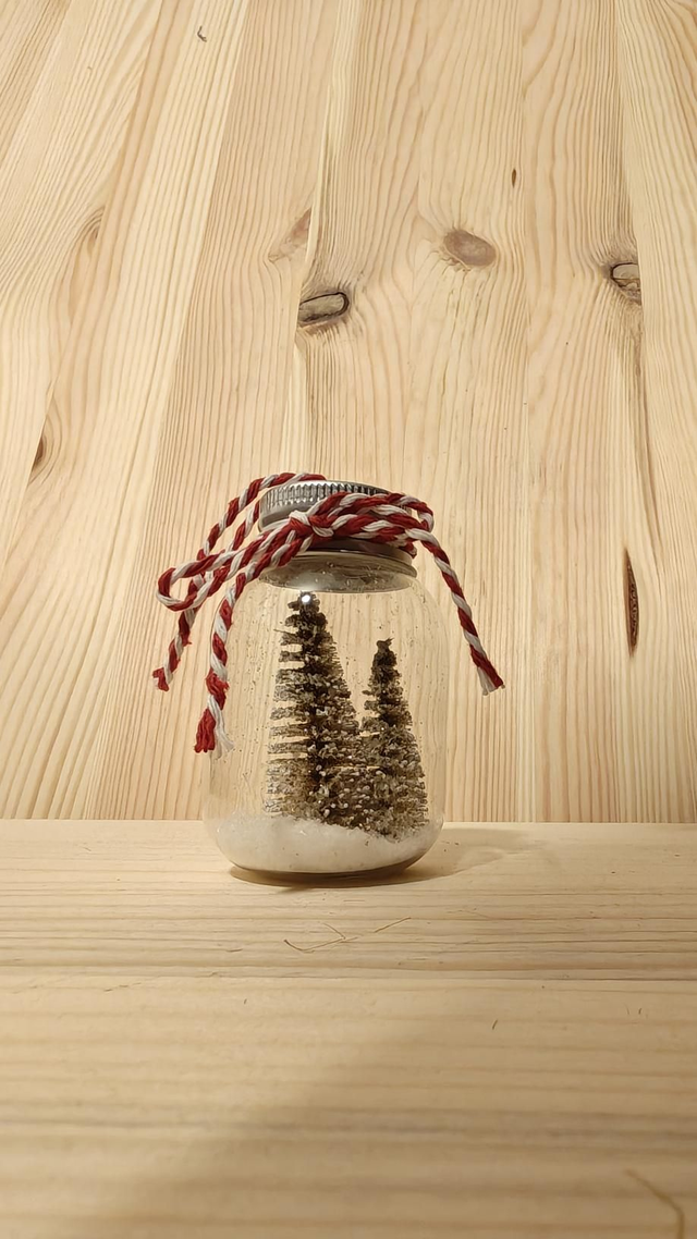 Schneekugel mit Baum