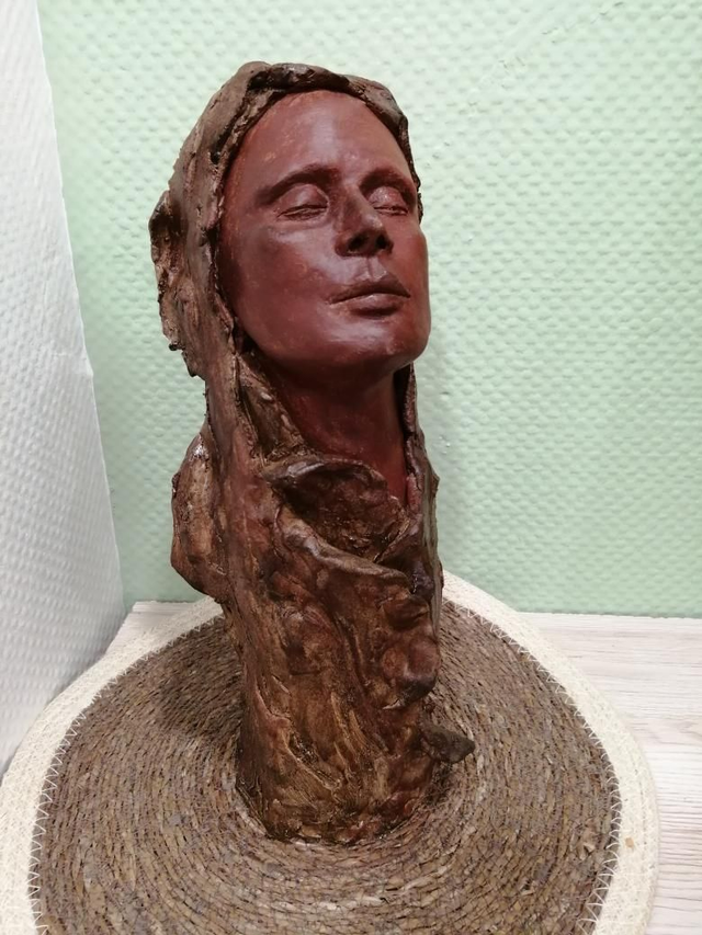 Sculpture visage effet bois marron
