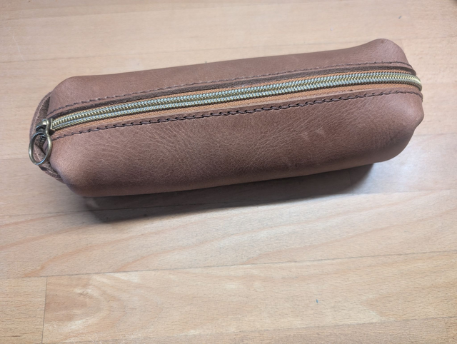 Trousse d&#039;écolier en cuir.