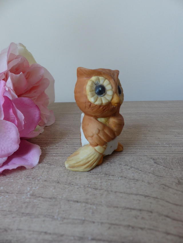 Figurine Chouette Ménagère en Céramique – Hibou avec Balai – Statuette Vintage Symbolique – Cadeau Retraite, Nouveau Départ, Crémaillère