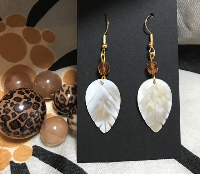 Cream Dangling Earrings- CDE23