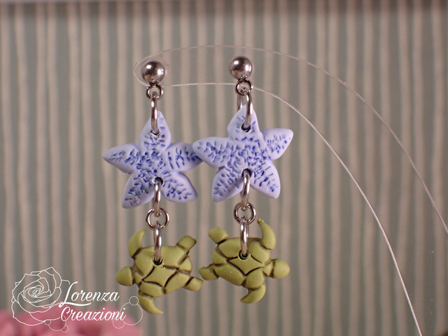Orecchini a tema marino con tartarughe e stelle marine, azzurro e beige (1)