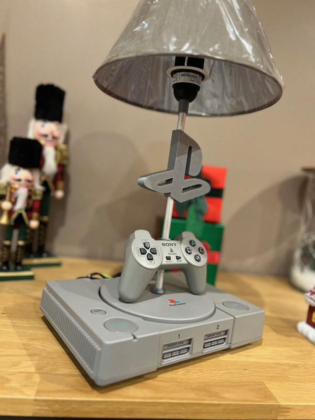 Lampe de bureau console Playstation 1 et manette