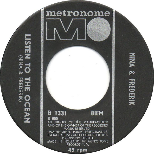 Nina &amp; Frederik - Listen To The Ocean