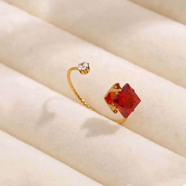Bague fine dorée ouverture strass rouge