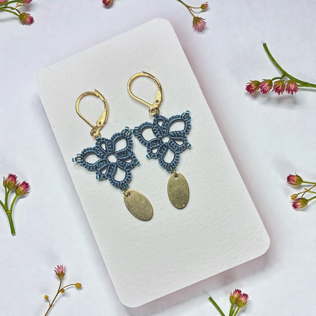 Boucles d'oreilles en dentelle de frivolité bleu jean avec perles et breloque